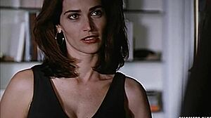 Kim Delaney em A Tentadora (1995) - um filme adulto clássico