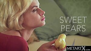 i'm a cute blonde, watch me masturbate naked