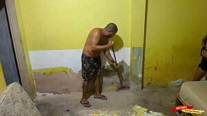 Seduzir O Pedreiro Que Meu Marido Contratou Para Fazer A Obra Aqui De Casa Até Ele Me Comer