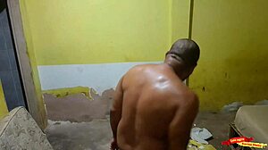 Seduzir O Pedreiro Que Meu Marido Contratou Para Fazer A Obra Aqui De Casa Até Ele Me Comer