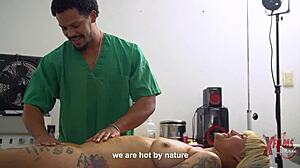 Rubia venezolana Kerly Hot necesita desestresarse y termina follando con enorme masajista moreno?