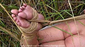 动漫Hentai女孩赤裸被绑在紧身捆绑场景中