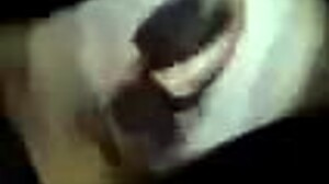 Namorada goza no menage com amigo imaginario - chupando e rebolando no consolo - dildo completo no red - link nos coment�rios