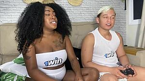 Minha vizinha safada perdeu no fut e teve que pagar aposta e ainda tirou a camisinha e sentou no pelo a safada