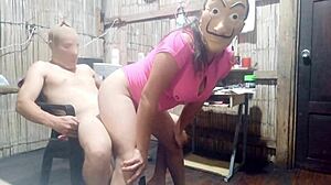 Llegue A Mi Casa Y Me Encontre A Un Ladron El Sucio Maleante Me Dijo Que Si Queria Conservar Las Joyas Tendria Que Darle Algo Muy Bueno A Cambio Porno Casero Con El Ladron De Mi Casa Sexo Real