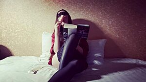 ivypoisonsex gets naughty with ice cream during solo play