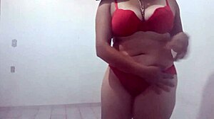 This hot mature latina is dancing so sexily! 💃