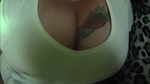Mi esposa chupando y mostrando sus enormes tetas al cliente
