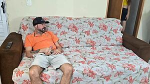 老婆向老公朋友秀骚身材，就在他身边猛操！