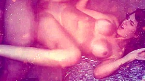 na cena de dupla penetração pau do ator sai de dentro da buceta da atriz e o proprio camera pega com a mão o pau e coloca dentro da buceta dela novamente