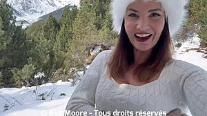 Je jouis avec un gros sextoy dans le cul en exterieur dans la neige