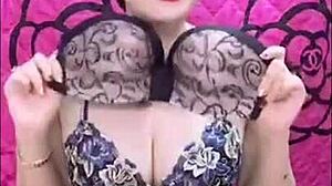 Vietnamese beauty streams her seductive live show tonight