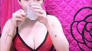 Vietnamese beauty streams her seductive live show tonight