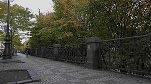 Gay Top Spreads Courier For Bareback Sex Action