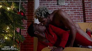 Muscular bodybuilder gets Christmas creampie