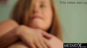 stunning american babe spreads pussy and cums hard 😍