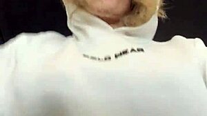 sapatona fica com muito tesao na academia vendo camisa transparente mostrando bicos suado duro