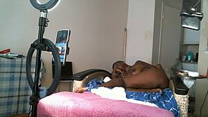 Solo Sexy African American Milf Shows Naked Body