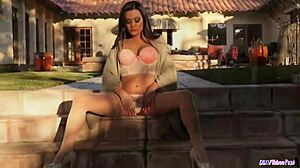 Trimmed Babe Gets Pussy Licked and Fingered!