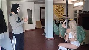 Real amateurs fuck while she do a sexy pole