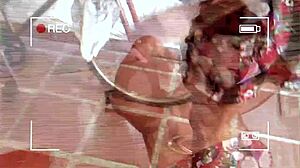 Pinta com meu pinto - dona de casa varrendo o quintal e mostrando a buceta esta na verdade com vontade de dar a bunda