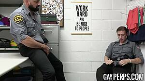 瘦小鲜肉Cole Church被警官Marco Napoli挑逗玩弄