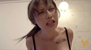 大奶亚洲继妹因原始欲望湿透。Psychoporn捕捉每一个动作。