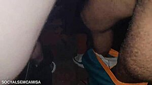 Nerd Gay Sendo Usando Por Dois Ativos No Box De Um Cinema Porn� Gay - Completo No Red!