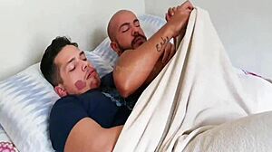 Dormir com amigo e acordei levando pau no cuzinho