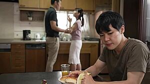 迷人妈妈Yumi在出汗内射动作中出轨