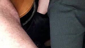 mi succhia il cazzo di nascosto e ingoia tutto, e io godo come una bestia?