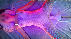 嘿，听那金发女郎白丝袜里大鸡巴的呻吟？