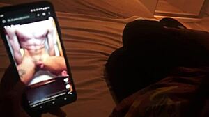 mirando porno en tiktok con mi hermanastra y terminamos grabando un video antes de que nos descubran nuestros padres