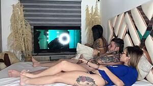 Mi Mejor Amiga Chupa La Verga De Mi Novio Mientras Vemos Una Pelicula