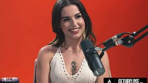 Chanel Camryn Hitachi震动高潮狂喷