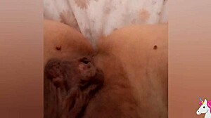 greta va in bagno e poi si riscalda sotto la coperta.