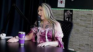 Tinha medo do que iam pensar sempre gostou de gravar o namorado tomou fama de corno - raphaela savanah sheer red halloween