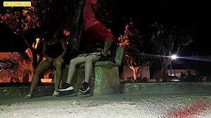 Um cara fudido nao pode paga o motel e quis sexo com duas garotas em pra�a apos uma festa em cidade do enterior
