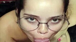 Acabei de sair do banho e a white moon ja veio de boca no pau pra levar uma gozada na cara