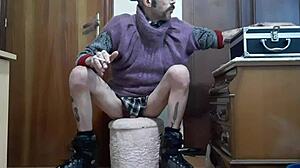 melvincoficial solo masturbates on skates in spanish gay video