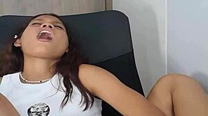 woman 18 pussy with dildo