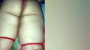 Me vesti sexy con mis medias de color rojo para seducir a mi compa�ero de cuarto
