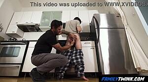 Familytwink - 继父厨房玩耍挑逗要更多