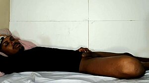 eu estava cheia de tesão então não aguentei e acordei o black pra me comer gostoso