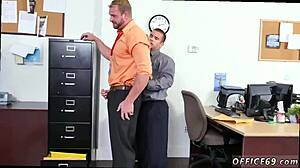 Bodybuilder starts first day at work with bareback encounter