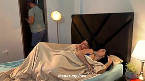 大屁股继母Sarah Black和继子Angel Cruz同床，他们哥伦比亚热情在卧室点燃