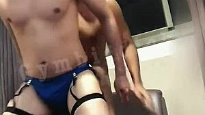 帅气亚洲男同志享受裸体后入