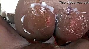 Ejaculei Na Bunda Dela Mas Continuei Com O Penis Duro Remando Ate Ejacular Segunda Vez Dentro