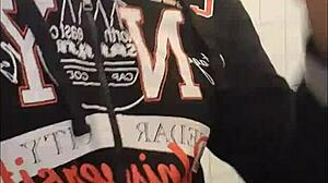 Safadeza no banheiro da academia adrenalina a mil com esses machos - full sheer