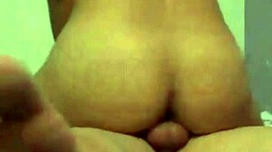 Esto es lo que pasa cuando pongo a mi pie de camar�grafo video casero grabado con el cel no mires mi pie mira como mueve la colita para hacer el delicioso